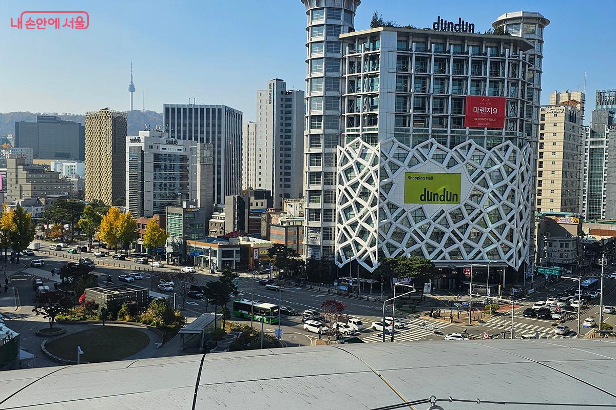 남산의 푸른 능선은 도시의 숨결을 품고 있었고, 을지로의 골목마다 켜켜이 쌓인 시간은 빛나는 현재와 맞닿아 있었다. ©문청야