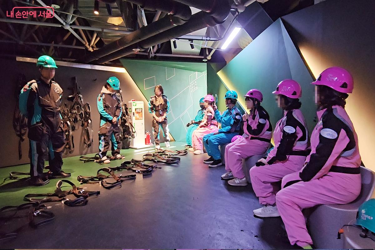 안전요원들이 하네스 착용 시범을 보이고 있다. ©오도연