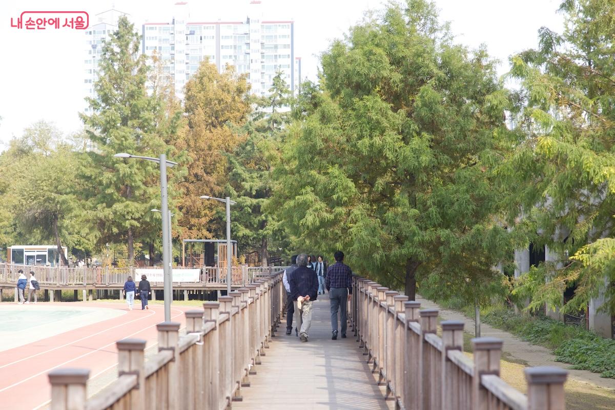 평일에는 주변 직장인들이 점심시간 산책을 즐기는 풍경을 많이 볼 수 있다. ©임중빈