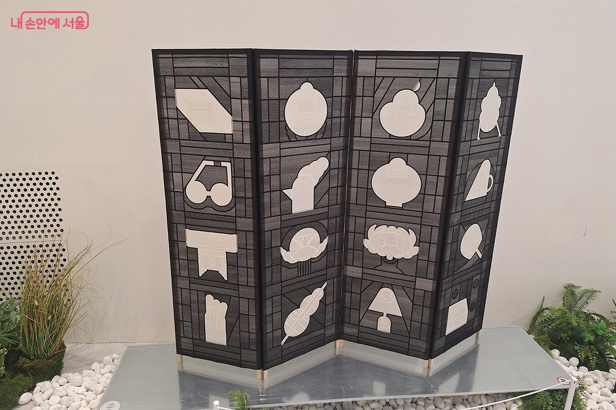 철제 프레임과 PE 망, 절제된 형태가 겹쳐져 시간과 기억, 관계의 울림을 담은 작품 ©이혜숙