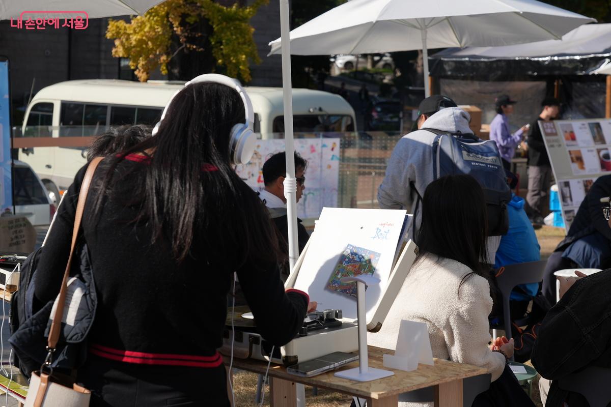 지역별 선곡한 음악을 듣고 있는 방문객 &copy;우현희