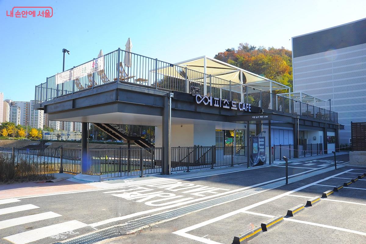 ‘은평 에피소드’ 후면에는 18면의 주차장을 설치했다. ⓒ조수봉