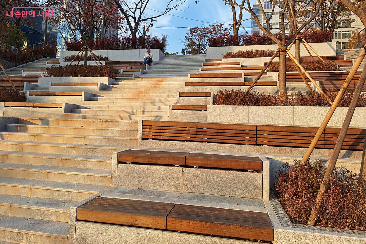 법조단지와 공원, 하천을 자연스럽게 잇는 스탠드가 휴식처를 제공한다. ©이혜숙
