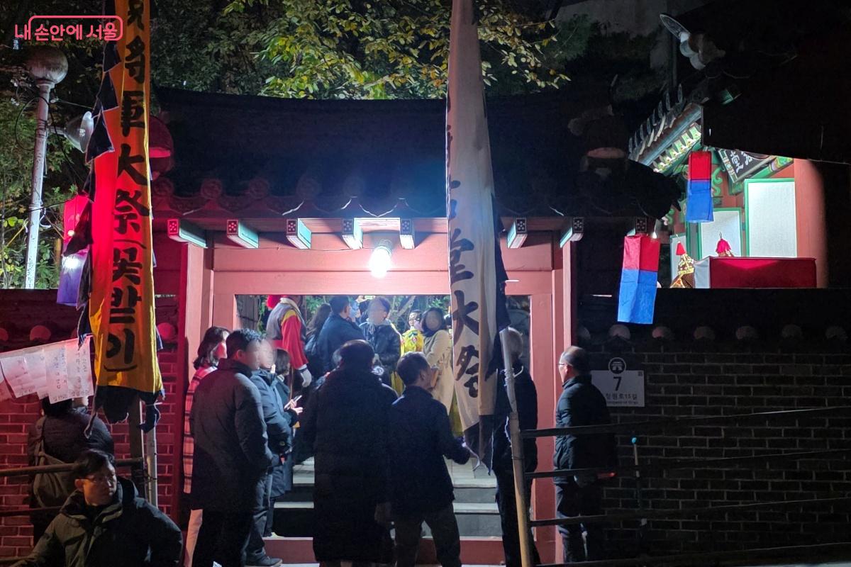 꽃받이 행렬을 맞이한 산천동부군당 &copy;장승철