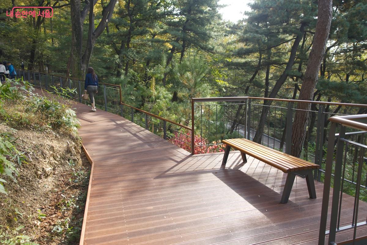 자연환경 훼손을 최소화하고 있으며 넉넉한 데크폭도 남산 하늘숲길의 장점이다. &copy;임중빈