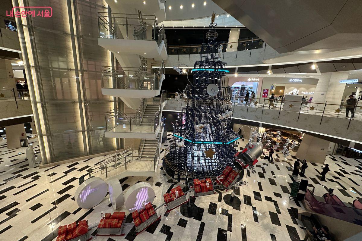 IFC몰에 대형 트리 덕분에 크리스마스 분위기가 한껏 고조된다. ©김재형