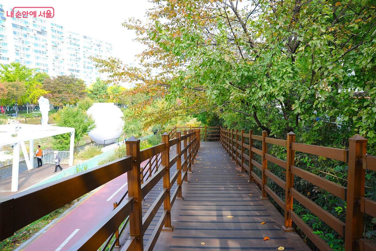 당현천 좌안의 데크길을 이용하면 중계동 쪽에서 당현마루로 쉽게 접근이 가능하다. ⓒ조수봉