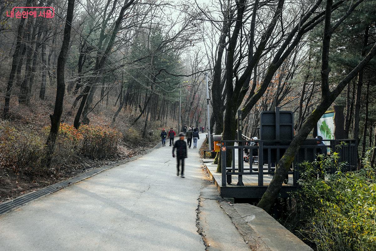중랑둘레길 인증 스탬프 함 쪽으로 이동하면 ‘용마산 스카이워크’가 나타난다. ©김아름