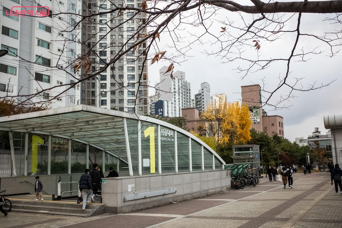 경의중앙선 서강대역 주변의 모습이다. &copy;이진형