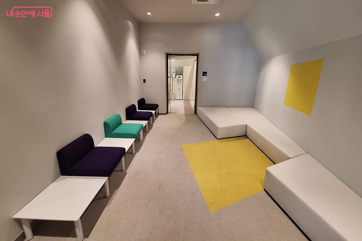 시민 휴계실과 수유실이 마련되어 전시를 찾은 시민들의 편의를 돕는다. &copy;백승훈