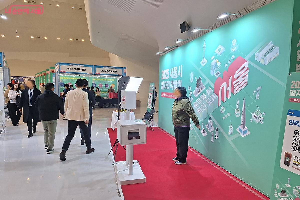 프로필 사진을 즉석에서 찍고 전문가에게 상담도 받을 수 있는 공간도 마련되었다. &copy;백승훈