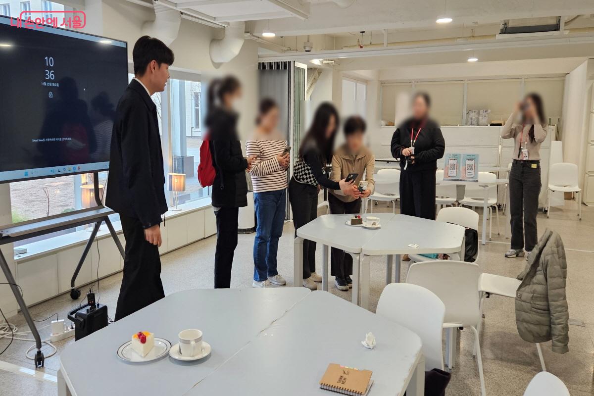 강사가 준비해온 카페 소품 미니어처를 광각과 망원렌즈로 찍어보았다. &copy;이선미 