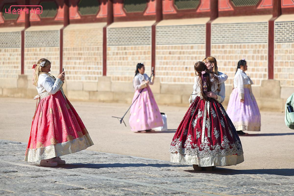 한복 차림으로 경복궁을 관람 중인 외국인들 ©김주연