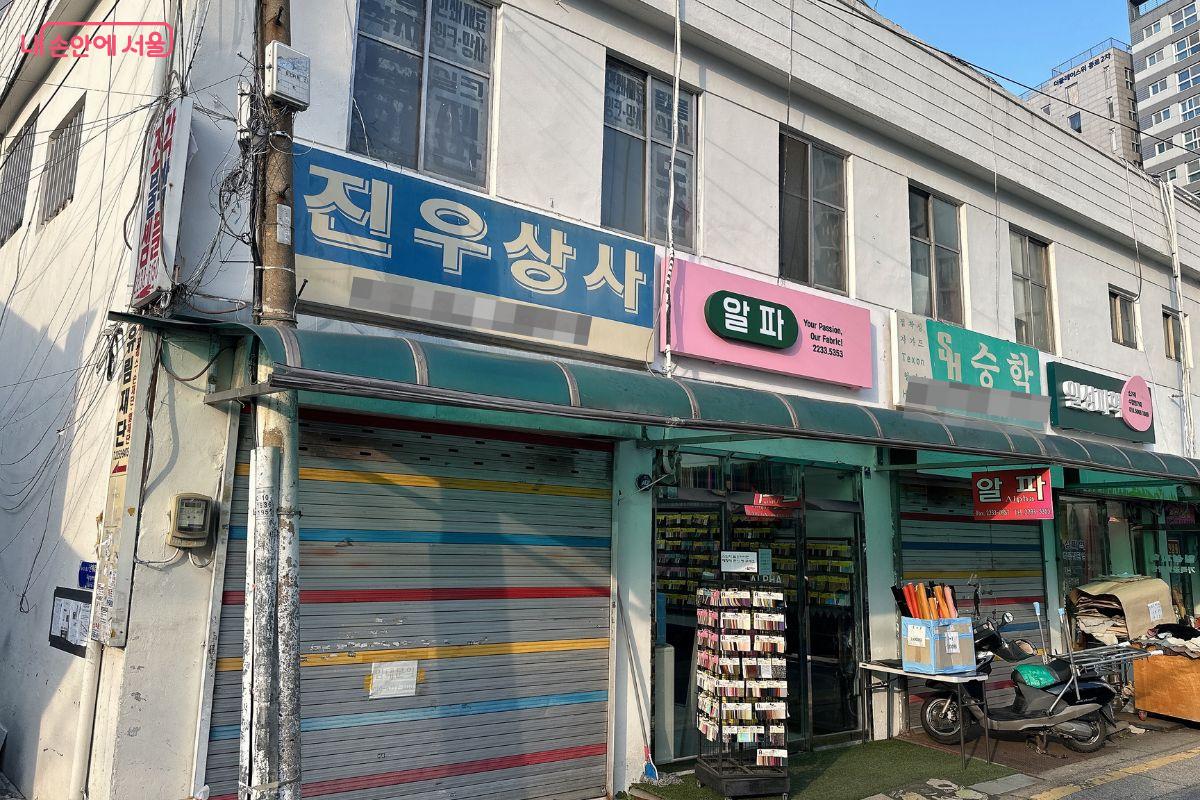 헌 간판이 그대로 남아 있는 가게도 있어 대비가 된다.©김재형