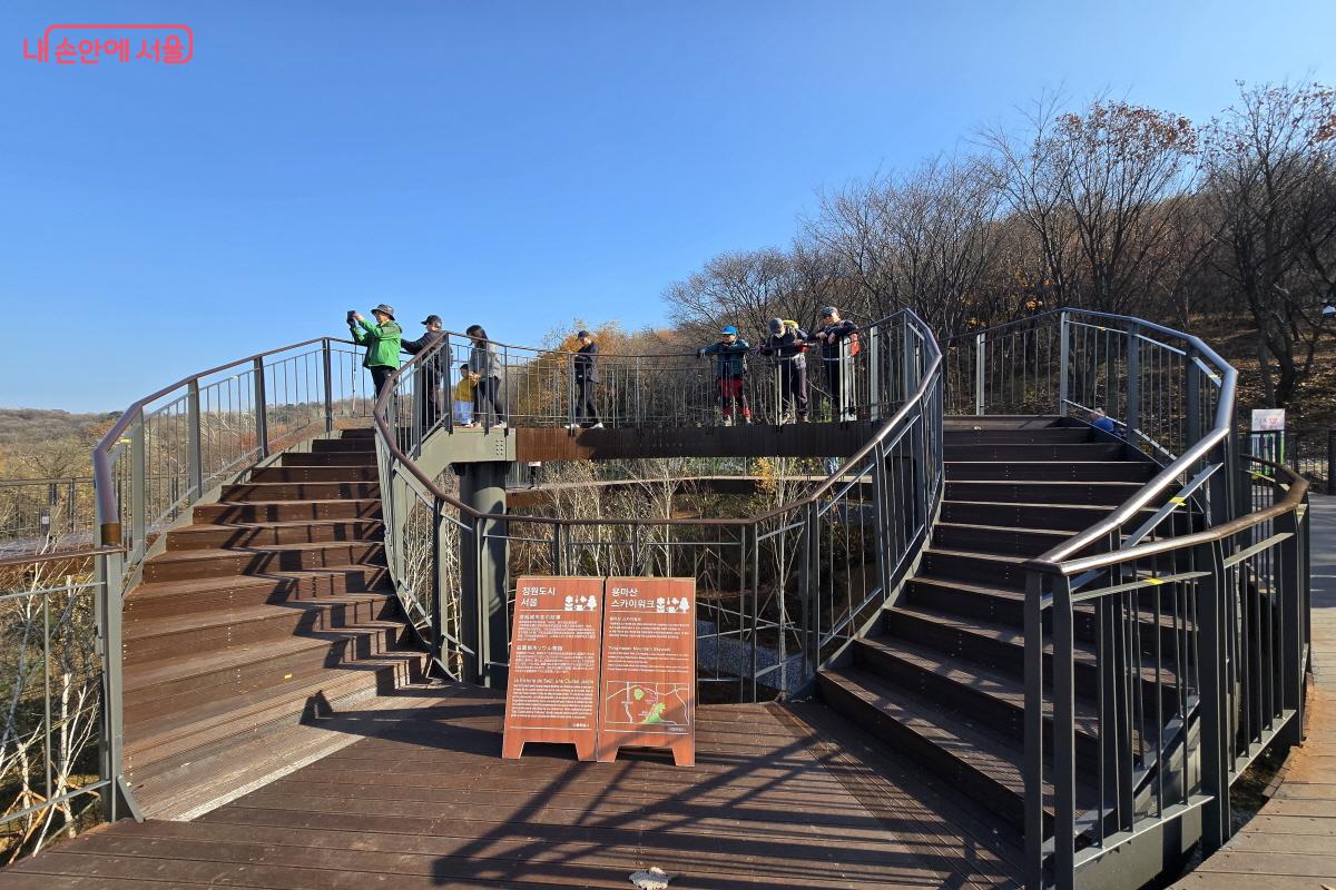 ‘서울둘레길 2.0’ 추진에 따라 새로운 공간 경험을 제공하기 위해 조성한 '용마산 스카이워크' ©조송연