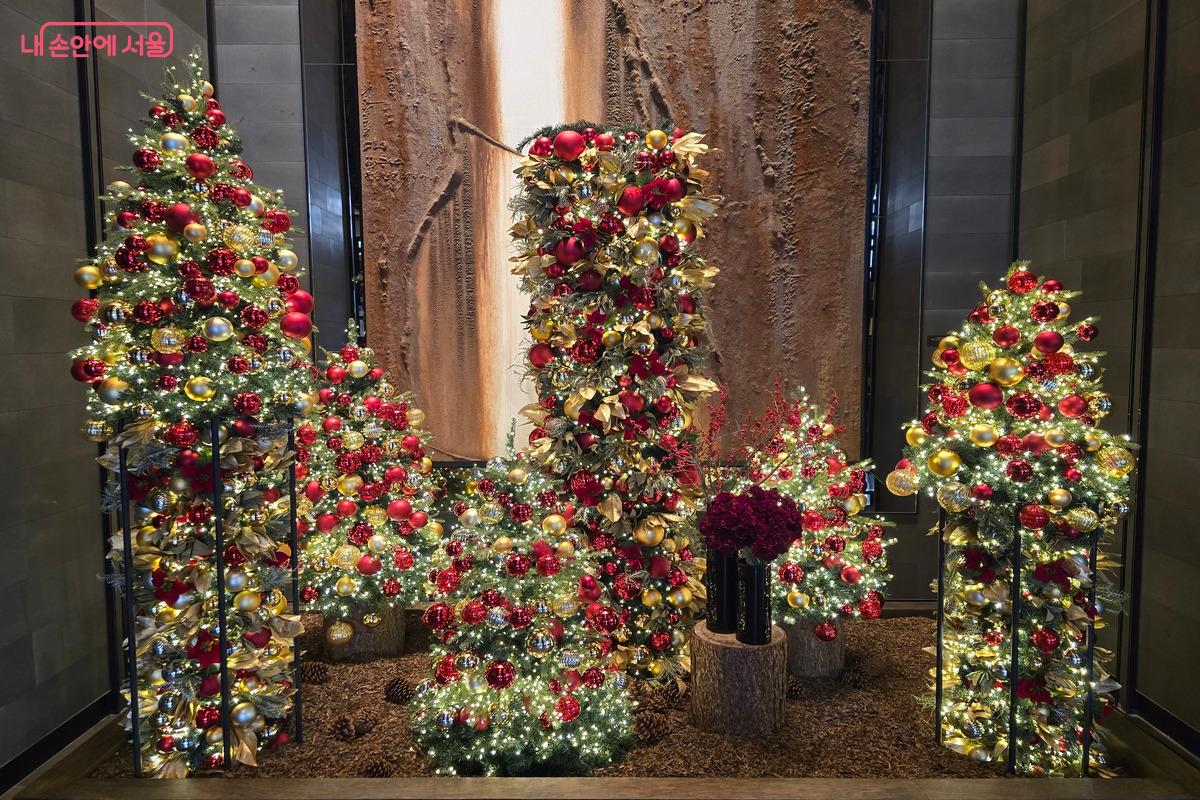 포시즌스 호텔 서울의 곳곳이 크리스마스 장식으로 아름답게 꾸며져 있다. ©김은주