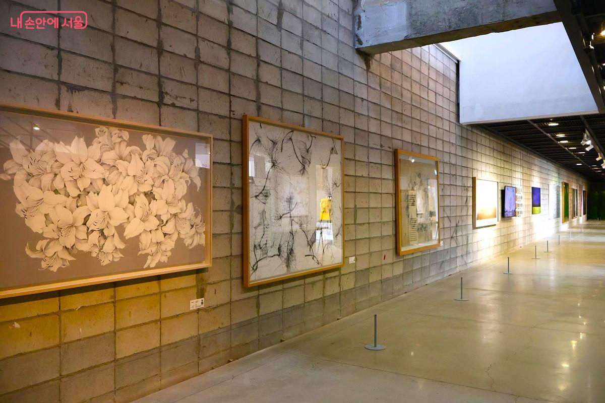 참여 작가들은 각각의 시선으로 자연의 생명력과 아름다움, 그리고 인간이 그 안에서 느끼는 감정과 존재의 의미를 표현하고 있다. &copy;이봉덕