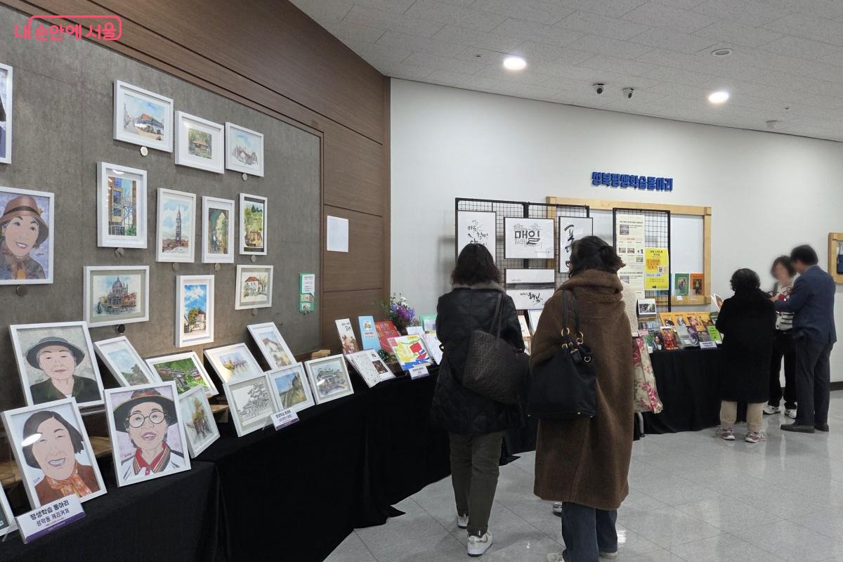 평생학습관 수강생들과 학습동아리 회원들이 실력을 발휘한 작품들 &copy;김미선