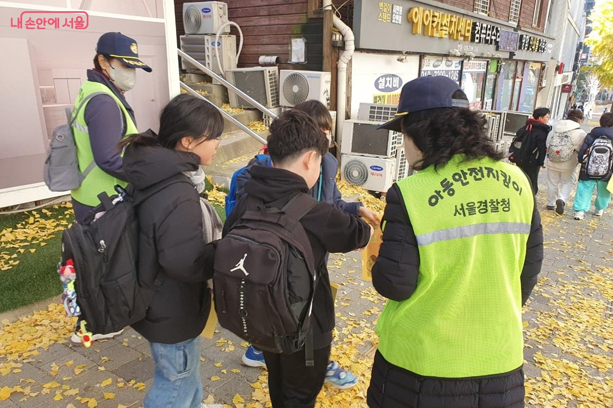 아동 대상 범죄 및 학교폭력 예방, 선도보호 등에도 힘쓴다. &copy;엄윤주
