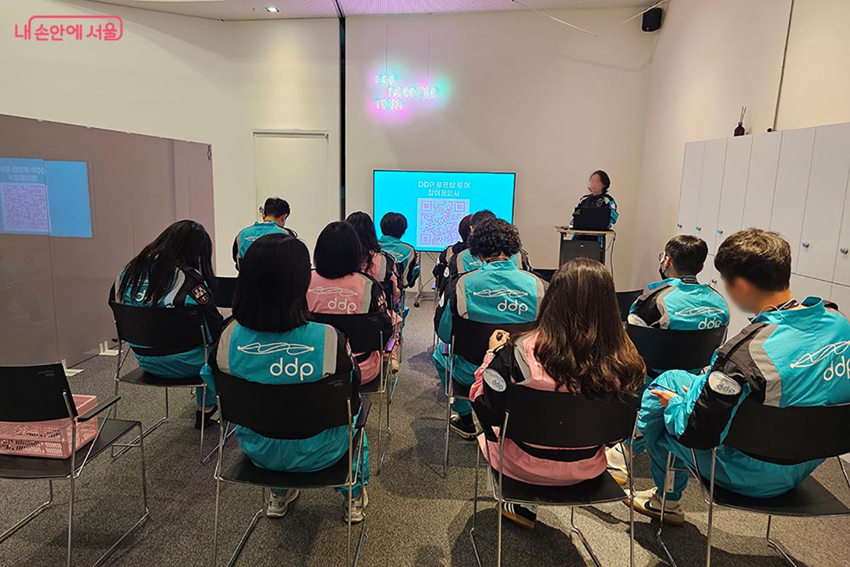 10분 간의 안전교육을 듣고 루프탑 투어가 시작되었다. ©문청야