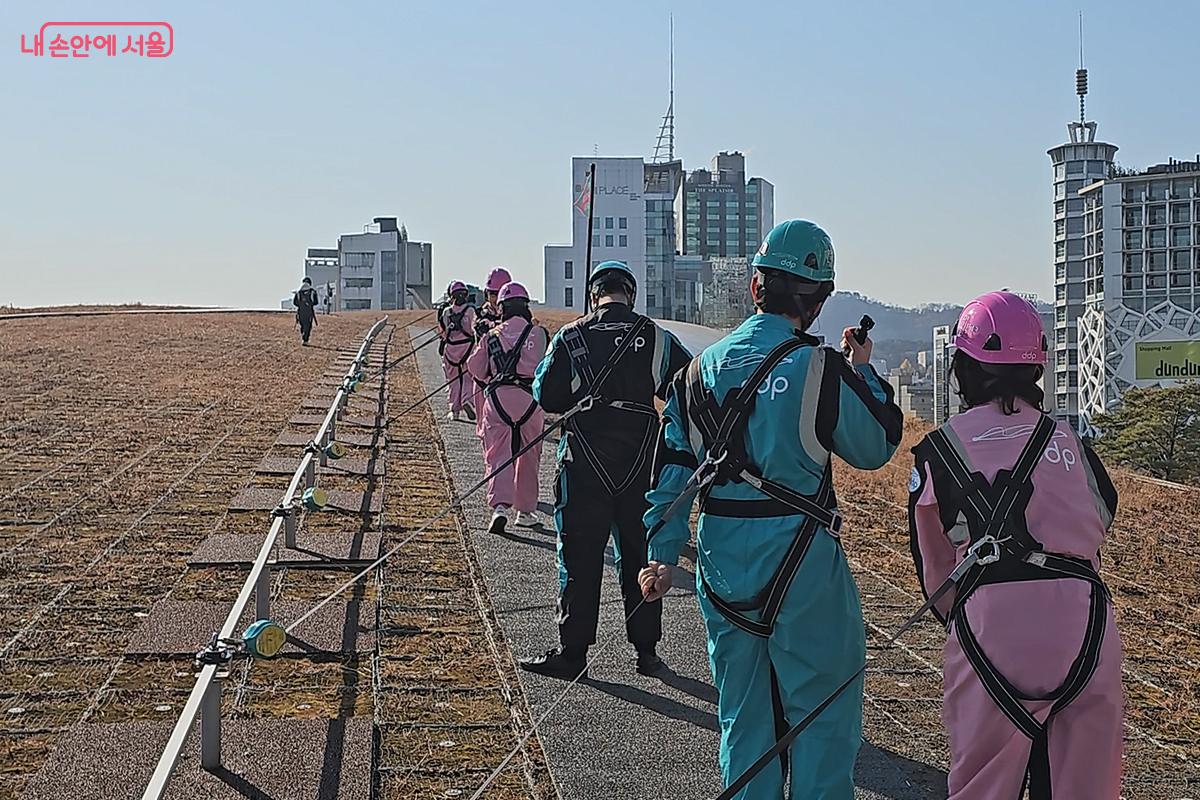 하네스에 안전 고리를 연결하고 본격적으로 투어가 시작됐다. ©오도연