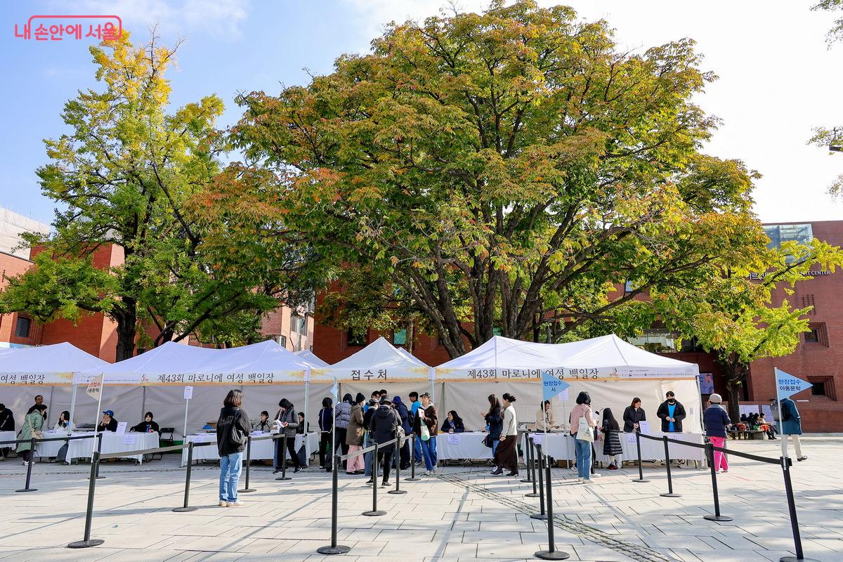 한꺼번에 많은 참가자가 몰려 한가해질 때쯤 현장 접수를 했다. ©박성환