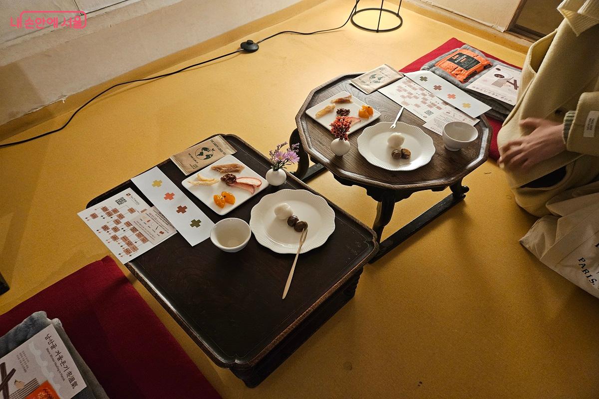 배정 받은 자리에는 주전부리와 리플릿이 놓여 있다. ⓒ김진호