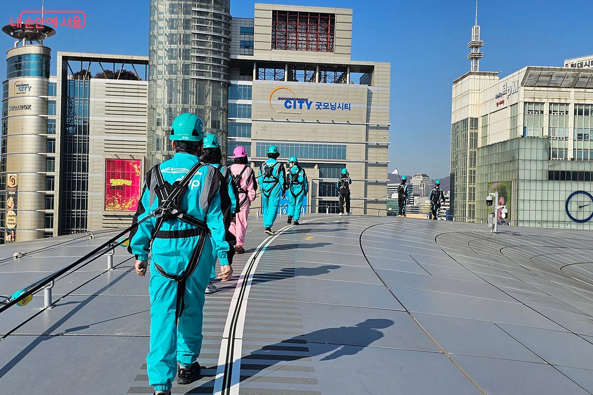 투어 참여자들이 1m 간격을 유지하며 조심스럽게 걷고 있다. ©문청야