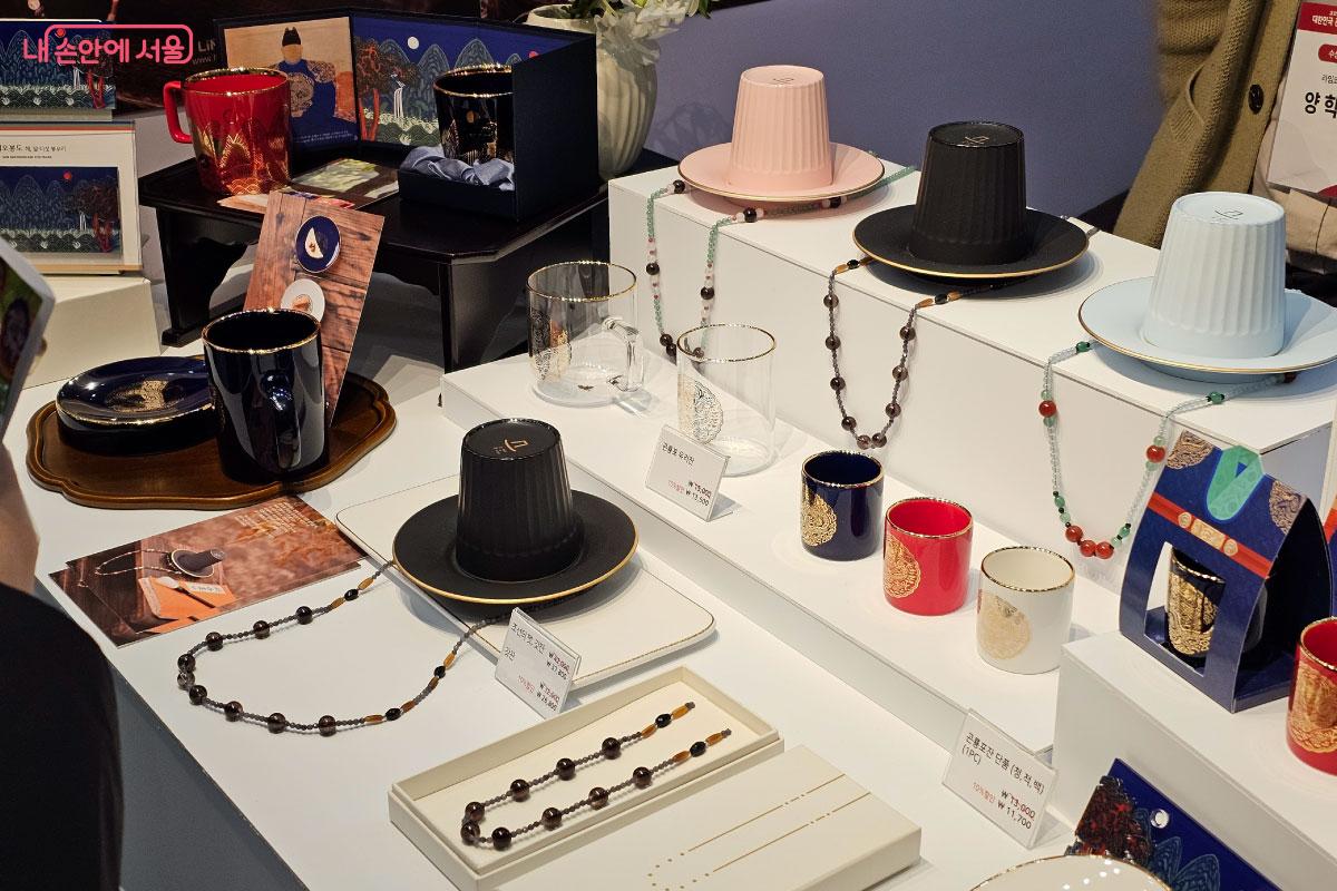 갓 모양을 본 따 만든 컵과 그릇 &copy;홍혜수