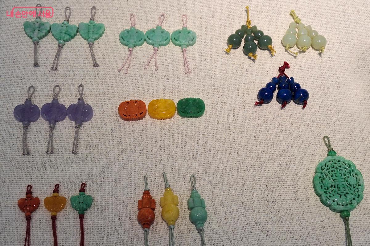 비취색의 옷고름과 색동 장식품등 귀한 옥공예품들이 영롱한 자태를 뽐내고 있다. 