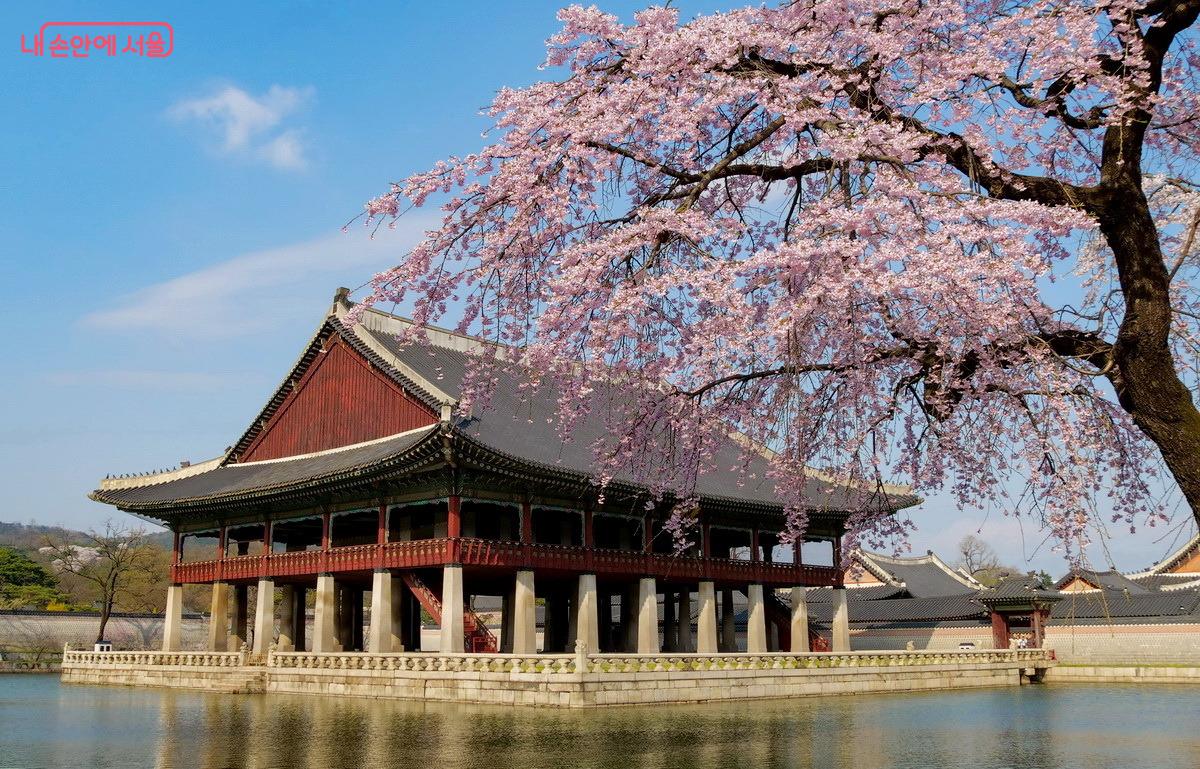 임진왜란 때 불에 타 270여 년이 지난 고종 때 다시 지어진 경회루  ©박성환