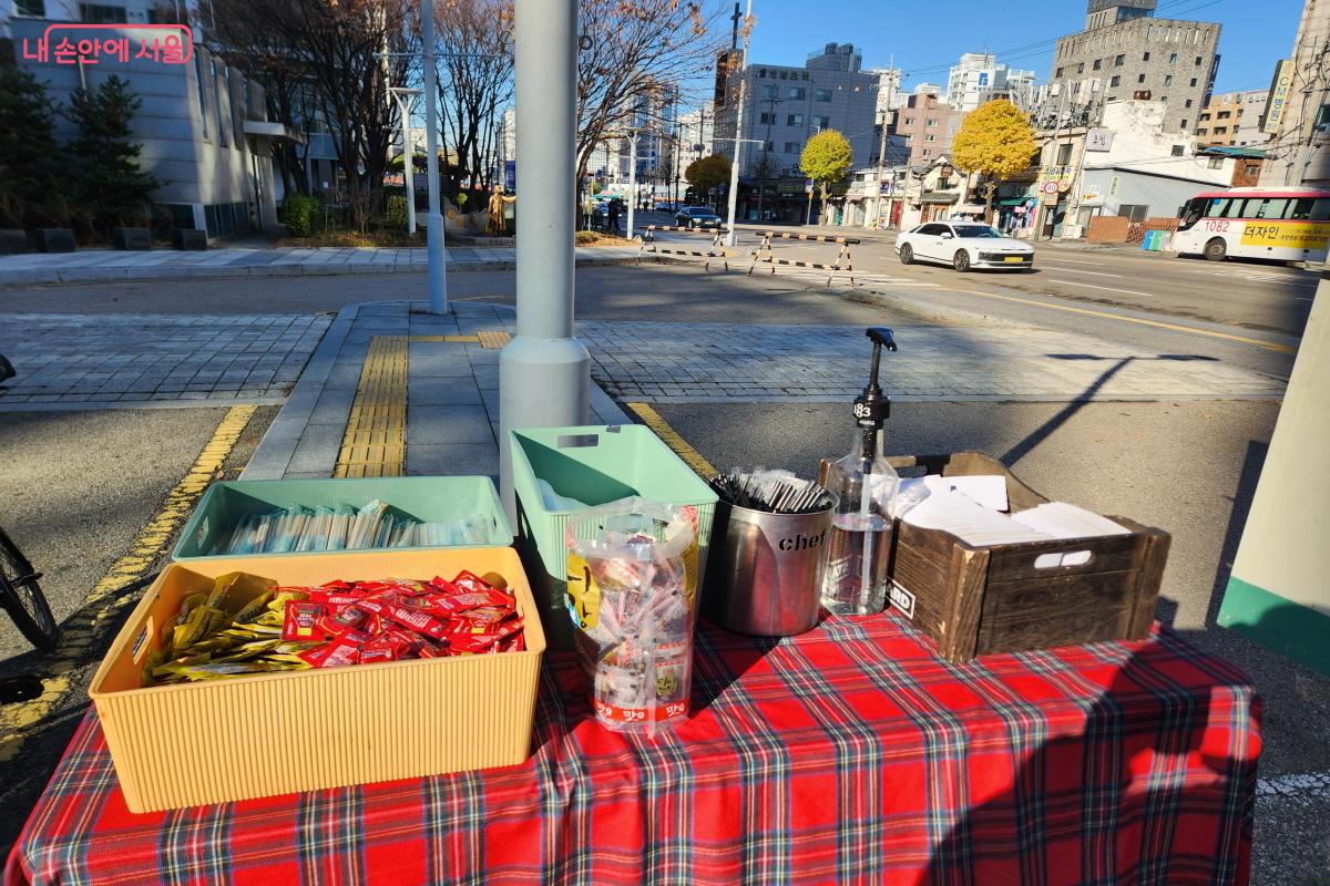 이동노동자를 위해 준비한 붕어빵, 버터쿠키, 소시지 꼬치, 만두 등 간식 &copy;윤혜숙