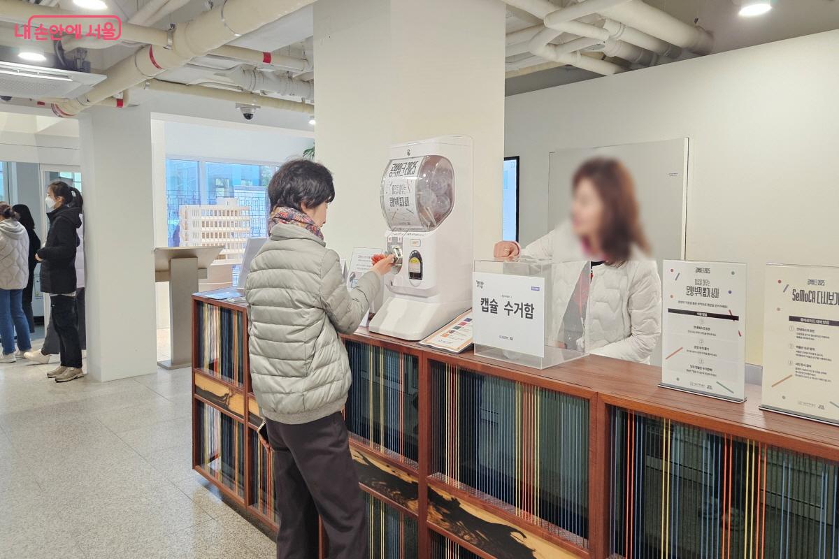 전시3동 데스크에서 문양 키링을 받을 수 있는 이벤트가 진행 중이다. &copy;이선미