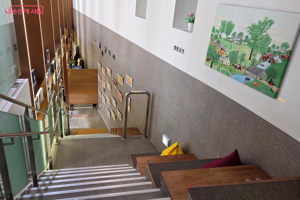 2층으로 올라가는 계단은 숲속 갤러리로 꾸며져 있다. &copy;김미선