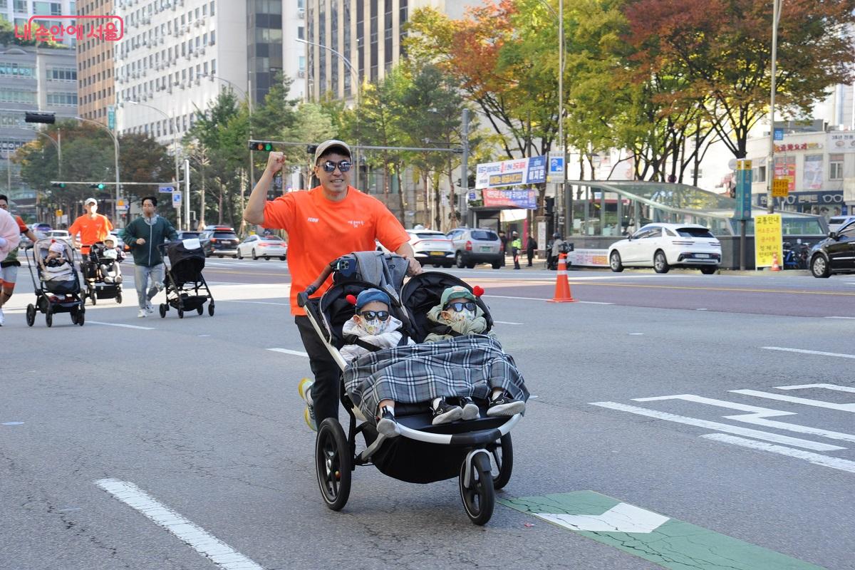 쌍둥이 아빠의 “파이팅!” ©조수봉