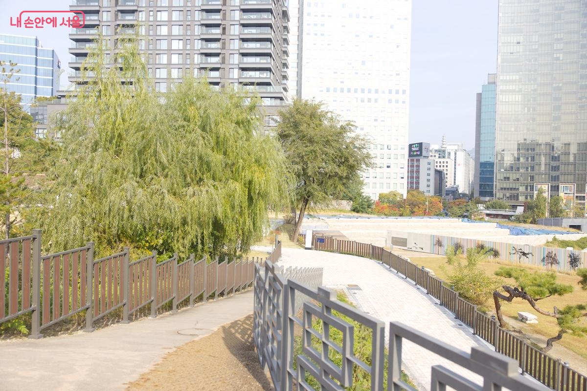 고종의 길 중간에 옛 선원전터가 있는 아래 방향으로 내려가면 된다. ©임중빈