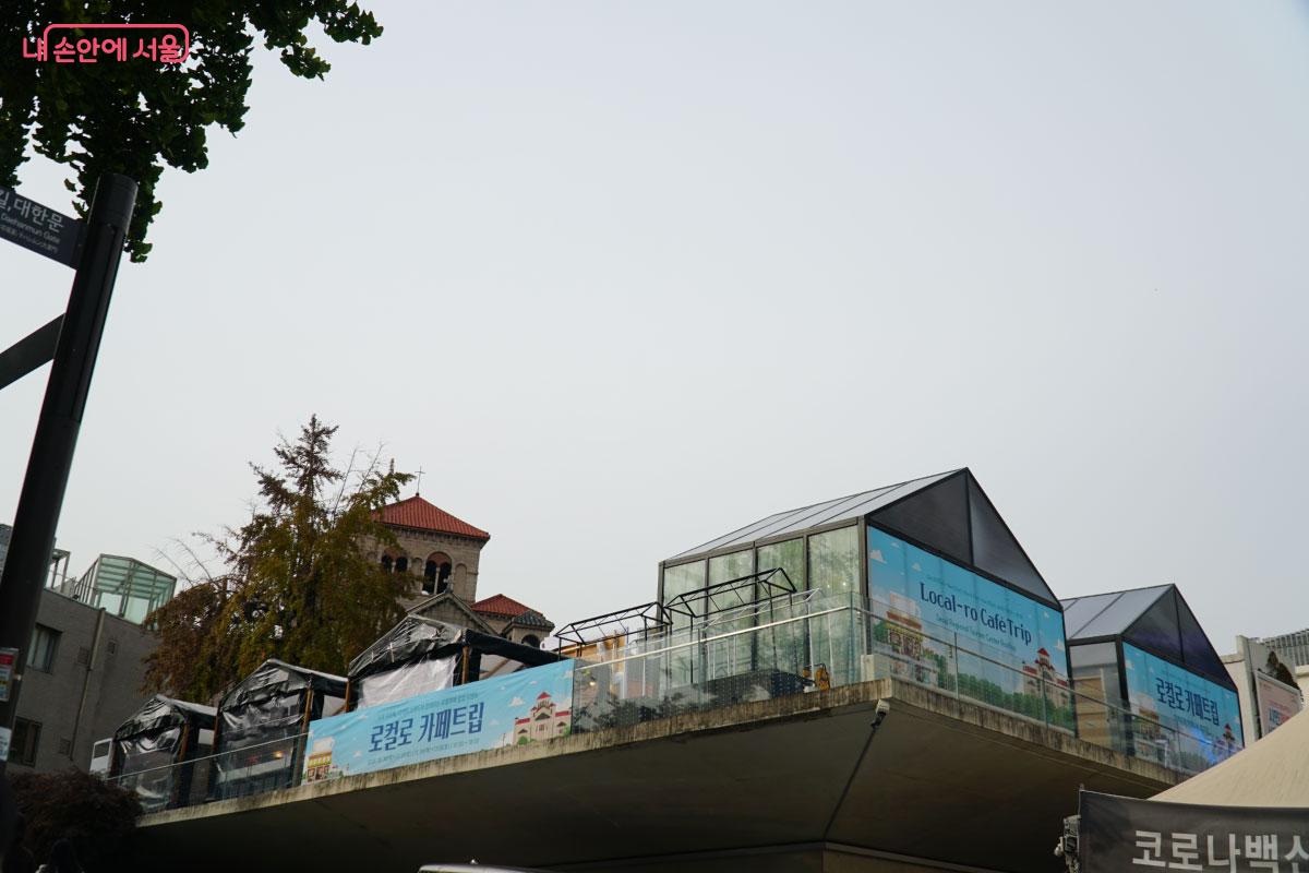서울도시건축관 2층 옥상에서 '로컬로 카페트립'이 운영 중이다. ©홍혜수