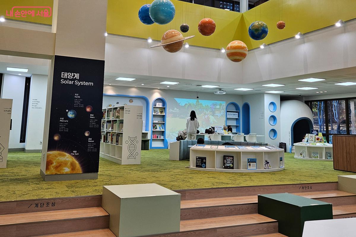 과학특화된 1층 도서관 &copy;김현진