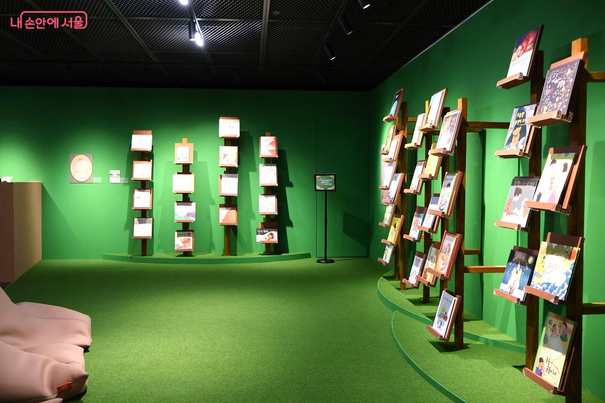 미술 작품과 그림책으로 꾸민 새 생명을 맞이한 기쁨을 나눌 수 있는 휴식 공간 &copy;이봉덕 