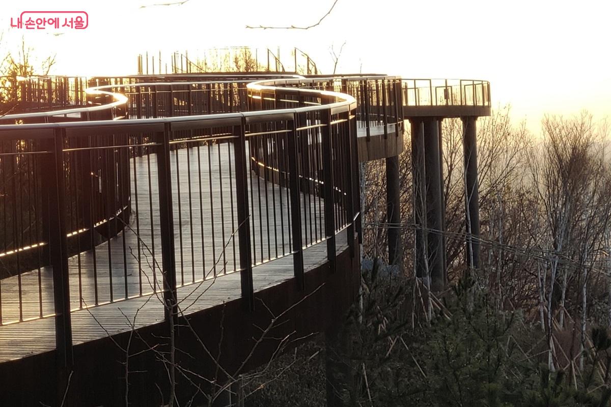 용마산 스카이워크의 산책로 길이는 약 160m다. &copy;김병규