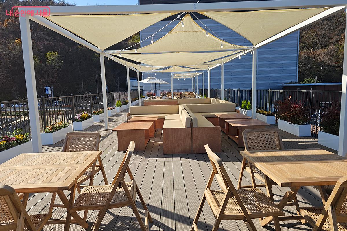 카페 위 옥상에도 휴식 공간을 꾸며 시민들의 큰 호응을 얻었다. ©정향선