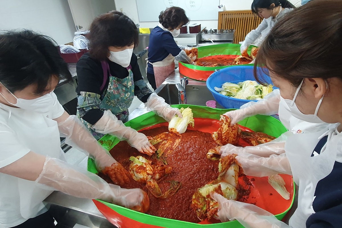 청년 1인가구와 주민 봉사단이 뭉쳤다! '씽글벙글 사회참여단' 김장날 