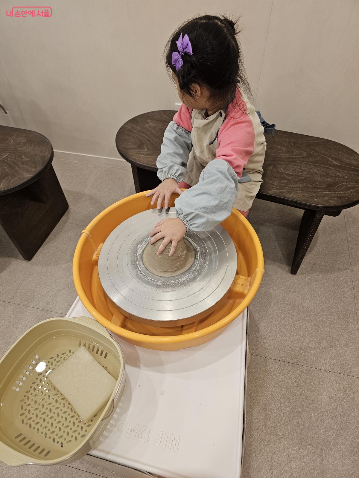 물레를 돌리며 즐거워하는 아이의 모습을 볼 수 있다. ©박근호