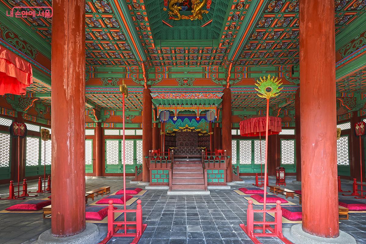 숭정전 내부의 모습을 살펴볼 수 있다. ©김주연