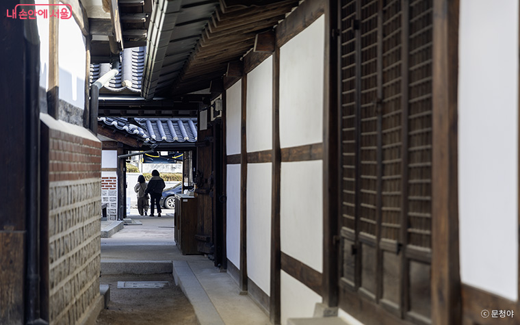 정세권은 화장실을 내부로 들여놓는 등 근대적 방식의 한옥을 조성했다.