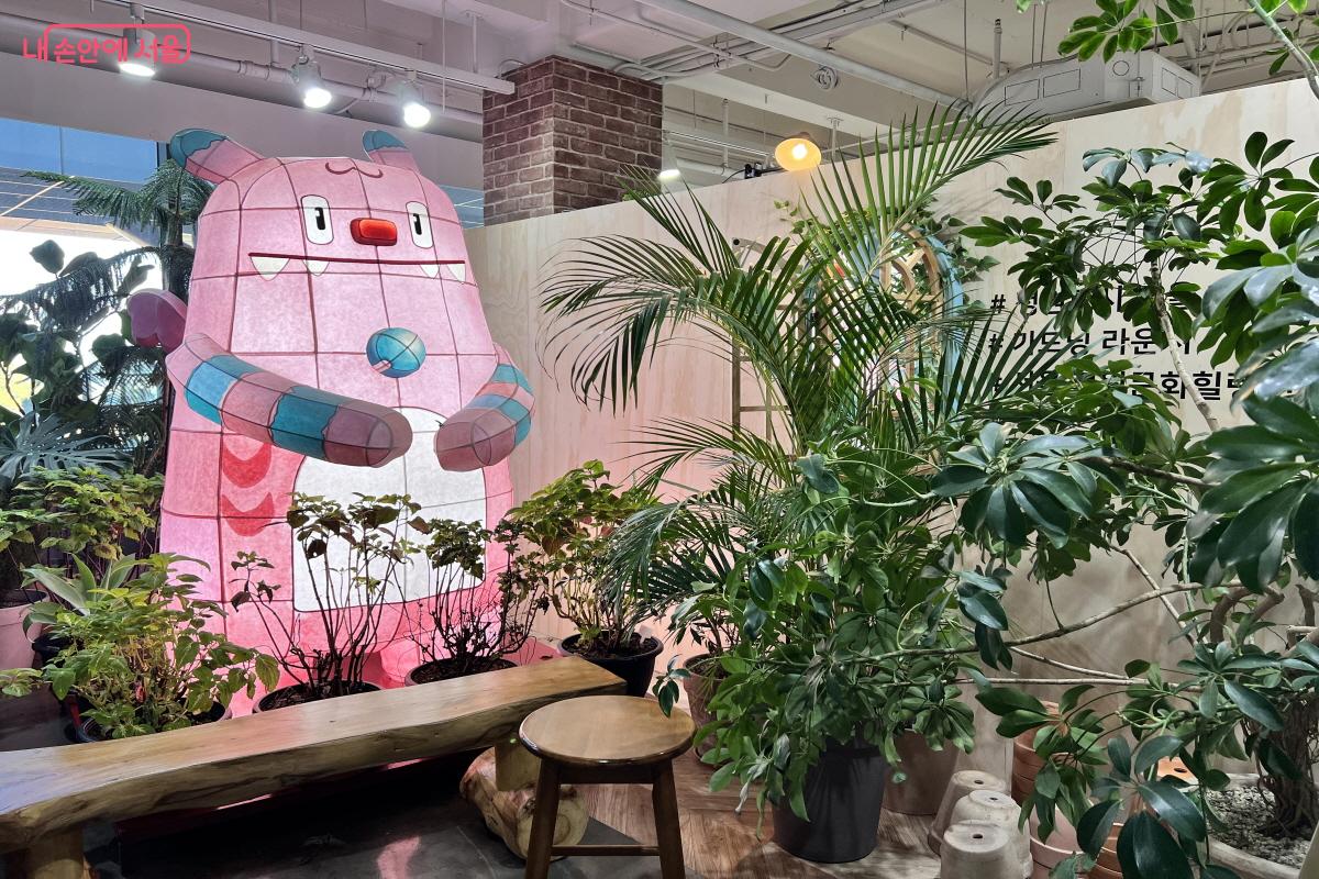 서울정원문화힐링센터 옆에 해치와 사진을 찍을 수 있는 공간도 있다. ©박지영