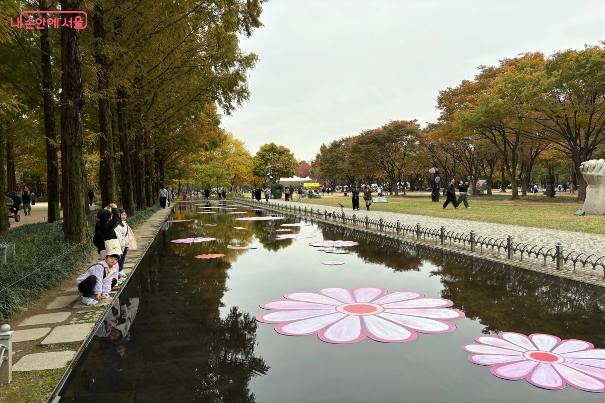 서울숲에 위치한 연못에 커다란 꽃 모양 종이가 떠있다. &copy;이혜린