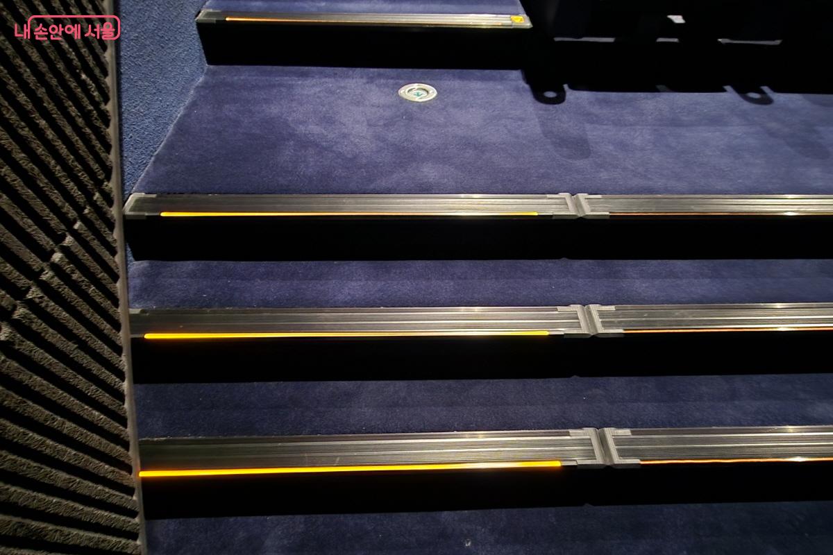 조명이 꺼져서 상영관 실내가 어두워도 계단의 끝이 밝게 빛난다. ©윤혜숙