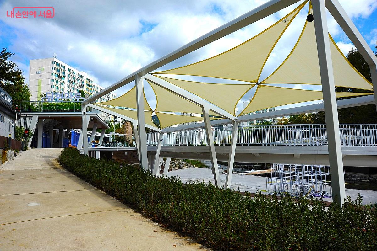 당현마루에는 천변을 조망할 수 있는 수변 스탠드와 그늘막을 설치했다. ©조수봉