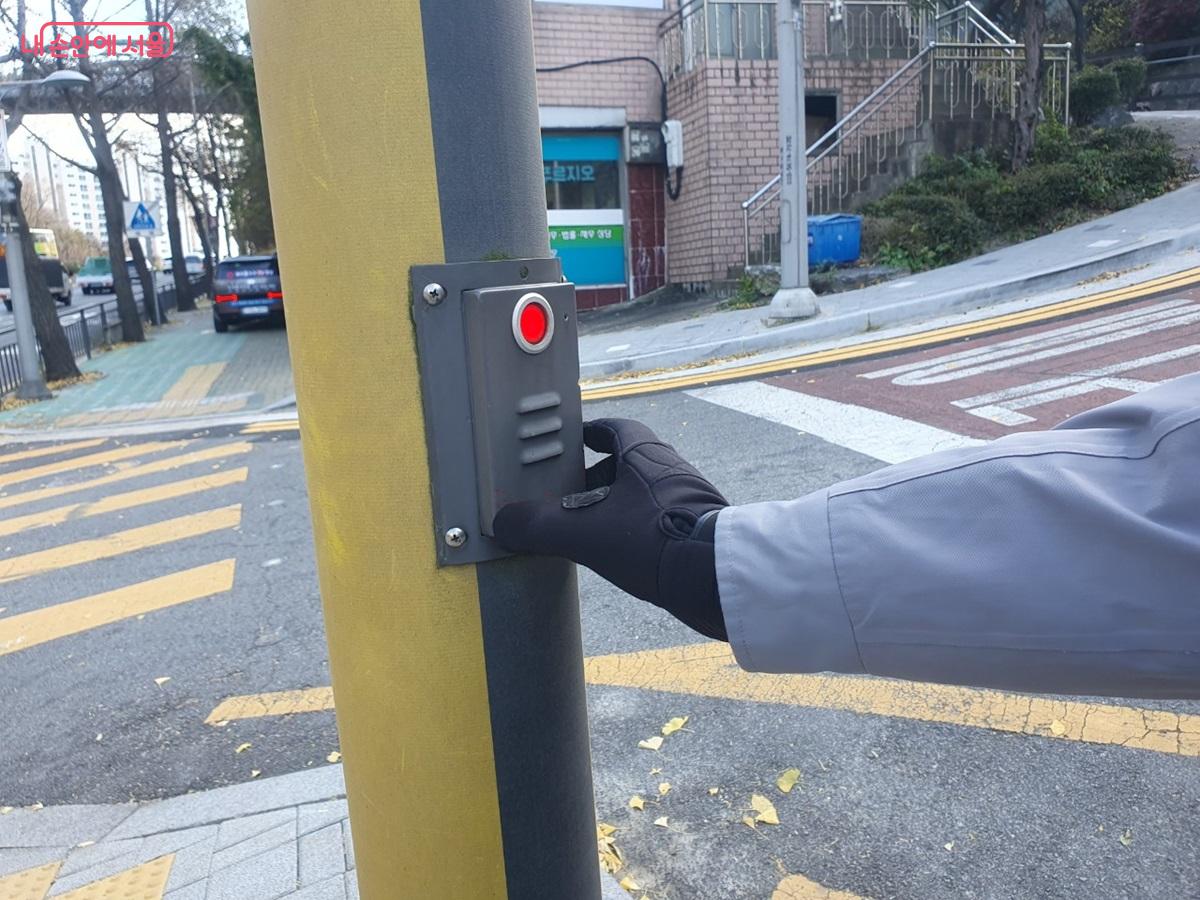 초등학교 앞 위급 상황시 사용할 수 있는 비상벨 &copy;엄윤주